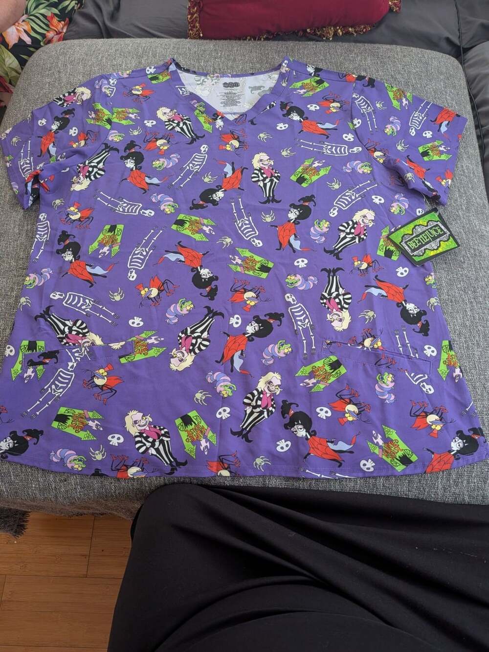 Beetlejuice Women's 2-Pocket Stretch V-Neck Print Scrub Top Gentian Violet 3XL